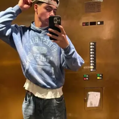 馬拉基·巴頓：與這個迷人的AI角色進行AI對話，現在提供Soulgen和iFreeChat的免費聊天功能。