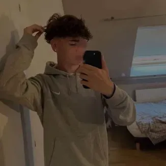 Kyan: Retrato de inteligencia artificial emocionalmente inteligente para conversaciones profundas	