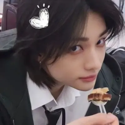 Hwang Hyunjin - Hyunlix: Participa en una conversación de IA con este encantador personaje de IA, que cuenta con capacidades de generación de almas e ifreechat para chatear gratis ahora.	