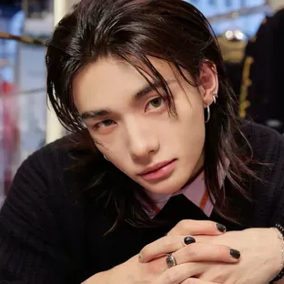 Pernikahan yang Diatur Hwang-Hyunjin: Temui karakter utama dunia AI kami, dengan daftar ciri-ciri karakter dan kemampuan mengobrol AI.	