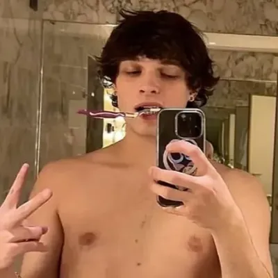 EX- Kris Sturniyolo: Sürükleyici hikaye anlatımı için fantezi temalı yapay zeka rol yapma karakter çizimi