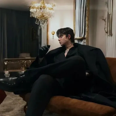 Leonardo: Futuristic AI chatbot interface with voice chat and neural network-driven traits