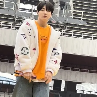 Jungkook: Conoce a tus nuevos amigos en línea en nuestro chatboxai, el mejor chatbot de IA gratuito con profundas capacidades de chat de IA.