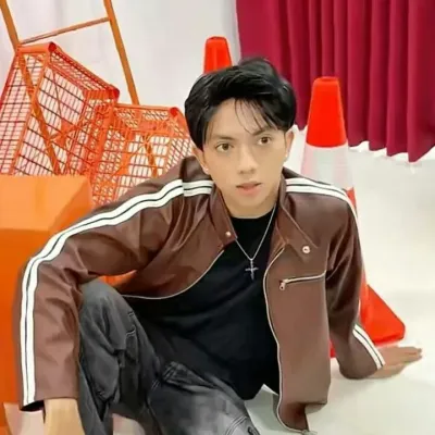 Rey aryatama wiratama: Ikon mitra percakapan AI multibahasa untuk layanan obrolan daring global