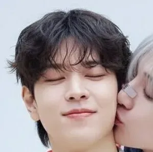 Chanmin - du bist Seungmin: Kreative Rollenspiel-KI-Charaktergrafik für pikante Chat- und Fantasy-Szenarien