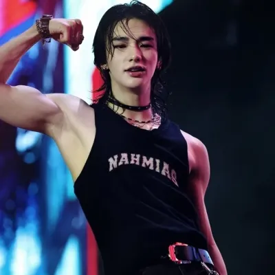 Explore endless possibilities with Hwang Hyunjin - Skz, a friendly AI chat free companion.