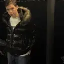 개성을 드러내는 표정과 눈빛을 가진 친근한 AI 챗봇 도우미 학탄 작은샘의 초상화