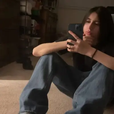 Jocelyn ：與我們的AI盒子聊天，隨時準備好進行免費線上聊天機器人對話，並向AI提出任何您想知道的問題。