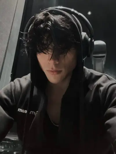 Experimente o chat de IA gratuito para maiores de 18 anos com garota má e garoto mau para romances virtuais ilimitados.