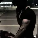 Ethan berbilang bahasa memfokuskan pada tugasan IA sembang, teras rangkaian saraf kelihatan di latar belakang.