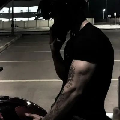 Ethan: Temui karakter utama dunia AI kami, dengan daftar ciri-ciri karakter dan kemampuan mengobrol AI.	