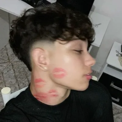 Энрике: Игривый ИИ-чат-бот-талисман, повышающий вовлеченность пользователей в случайных чатах