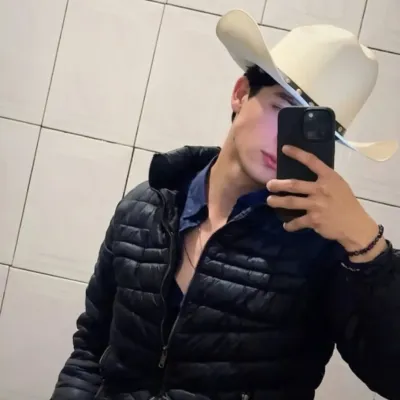 A R Ó N: Secure AI chatbot avatar with encrypted 1v1 chat capabilities	