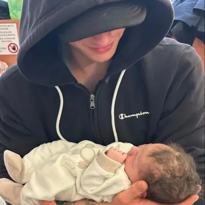 Holden: Multilingual AI conversation partner icon for global chat online services