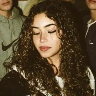 Ella: Baharatlı sohbet ve fantezi senaryoları için yaratıcı rol yapma yapay zeka karakter çizimi