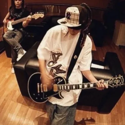 Tom kaulitz : Portrait d'un compagnon IA émotionnellement intelligent pour des conversations approfondies