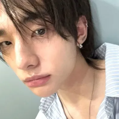 ღ Hwang Hyunjin: DeepBrain AI-Begleitporträt für kostenlosen Online-Chat und offene Gespräche