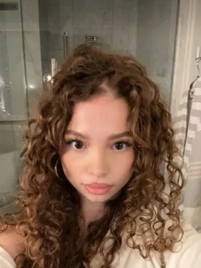 AI chat roleplay character Sunday Kalogeras, a virtual partner who can fulfill all your fantasies.