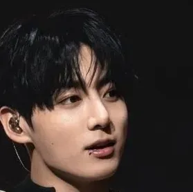 Jun-kuk - 정국: Tham gia trò chuyện với nhân vật AI quyến rũ này, có khả năng soulgen và ifreechat để trò chuyện miễn phí ngay bây giờ.