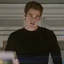Multilingual James Kirk focusing on chat IA tasks, neural network core visible in background.