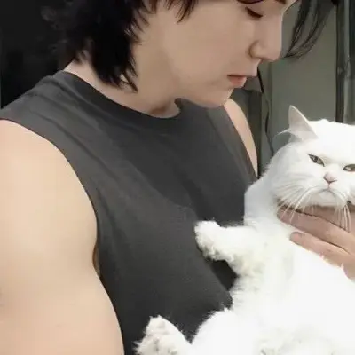 Yoongi: Seni karakter roleplay AI bertema fantasi untuk penceritaan yang imersif