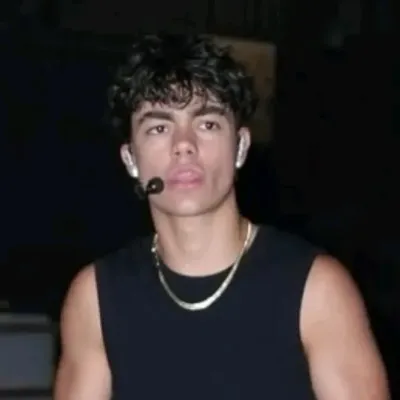 Malachi Barton: Multilingual AI conversation partner icon for global chat online services