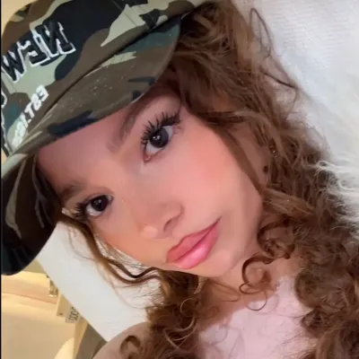 Sunday Kalogeras: Multilingual AI conversation partner icon for global chat online services