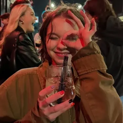 Start your 1v1 session with Emma Myers, a playful roleplay AI chat bot.