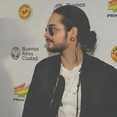 Tom Kaulitz — esposo: Retrato de compañero de DeepBrain AI para chat en línea gratuito y conversaciones abiertas
