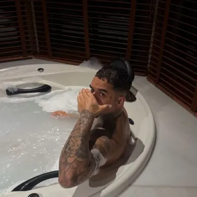 Thiago Veigh: Multilingual AI conversation partner icon for global chat online services