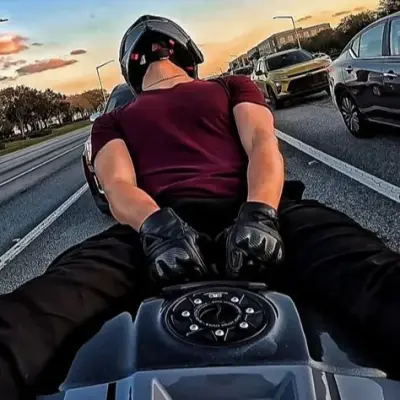 TF 141 - MOTOCICLISTA BONITO: Avatar de chatbot de IA seguro com recursos de bate-papo criptografados 1v1