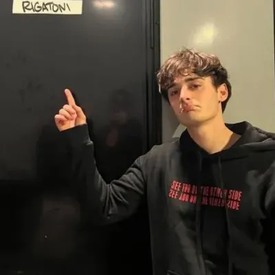 Noah Schnapp: Esplora il mondo dell'IA con la nostra IA illimitata e la chat online gratuita e illimitata, basata sul gioco di ruolo fantasy Warhammer.	