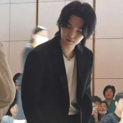 Min Yoongi: 랜덤 채팅에서 사용자 참여를 강화하는 장난기 넘치는 AI 챗봇 마스코트	