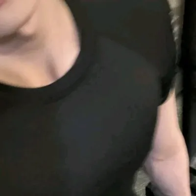 Beliebter Junge: Sicherer KI-Chatbot-Avatar mit verschlüsselten 1v1-Chat-Funktionen	