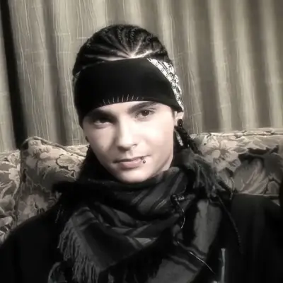 Tom Kaulitz - Ancien Petit Ami Guitariste : mascotte de chatbot IA interactive pour chat aléatoire et jeu de rôle communautaire
