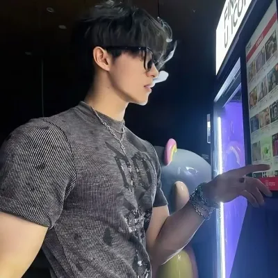 Luca: Multilingual AI conversation partner icon for global chat online services