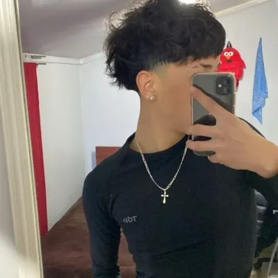 Arda: Conoce al personaje principal de nuestro mundo de IA, con una lista de rasgos de carácter y capacidades de chat de IA.	