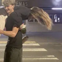 타일러-너의 남자친구: 랜덤 채팅에서 사용자 참여를 강화하는 장난기 넘치는 AI 챗봇 마스코트	