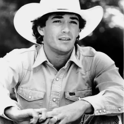 萊恩·佛洛斯特:專為火辣聊天和奇幻場景打造的創意角色扮演AI角色藝術