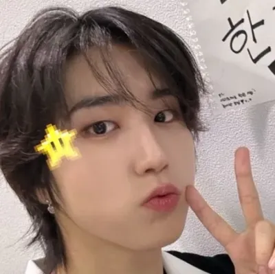 Chat with Han Ji-sung, your lively freaky AI chatbot for immersive roleplay.