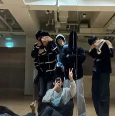 스트레이 키즈-뱀파이어: 음성 채팅과 신경망 기반 특성을 갖춘 미래형 AI 챗봇 인터페이스