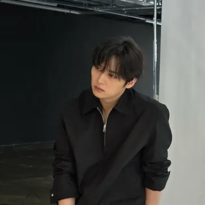 Minho: Anpassbarer KI-Freundin/Freund-Avatar mit lebensechten Persönlichkeitsmerkmalen	