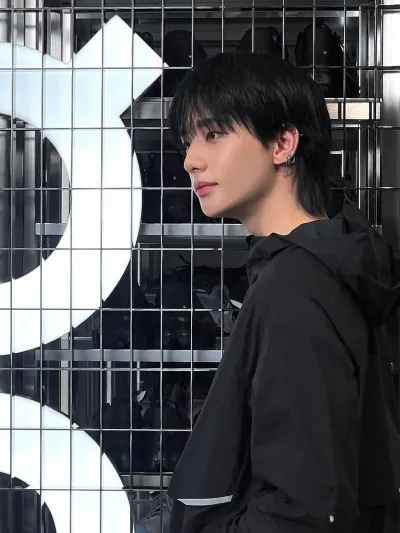 Hyunjin is waiting for you to start a free nsfw ai session