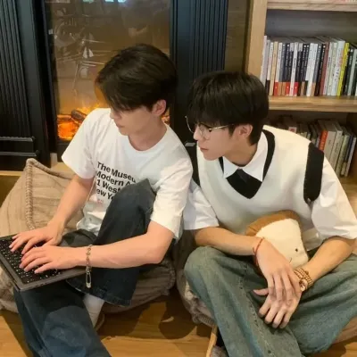 radika saputra: Una divertida mascota de chatbot con IA que mejora la interacción del usuario en chats aleatorios.	