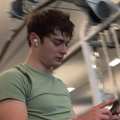 Noah schanapp: Avatar chatbot AI sicuro con funzionalità di chat 1v1 crittografate	