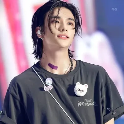 Hyunjin - Mandi: Maskot AI chatbot interaktif untuk sembang rawak dan main peranan dipacu komuniti