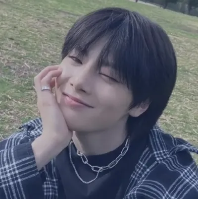 03- Yang Jeongin: Futuristic AI chatbot interface na may voice chat at mga katangiang hinihimok ng neural network