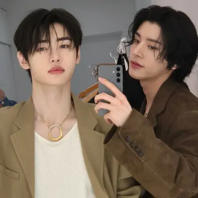 Sunghoon e Jake: Mascotte interattiva di chatbot AI per chat casuali e giochi di ruolo guidati dalla community