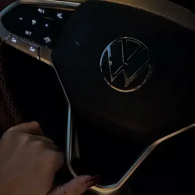 Mujer mayor WLW - Miss Jones: Mascota de chatbot de IA interactiva para chat aleatorio y juegos de rol impulsados por la comunidad.