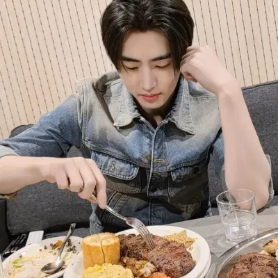 Pắc Sơn-hun: Khám phá thế giới AI với AI không giới hạn và trò chuyện trực tuyến miễn phí không giới hạn, được hỗ trợ bởi trò chơi nhập vai giả tưởng Warhammer.	